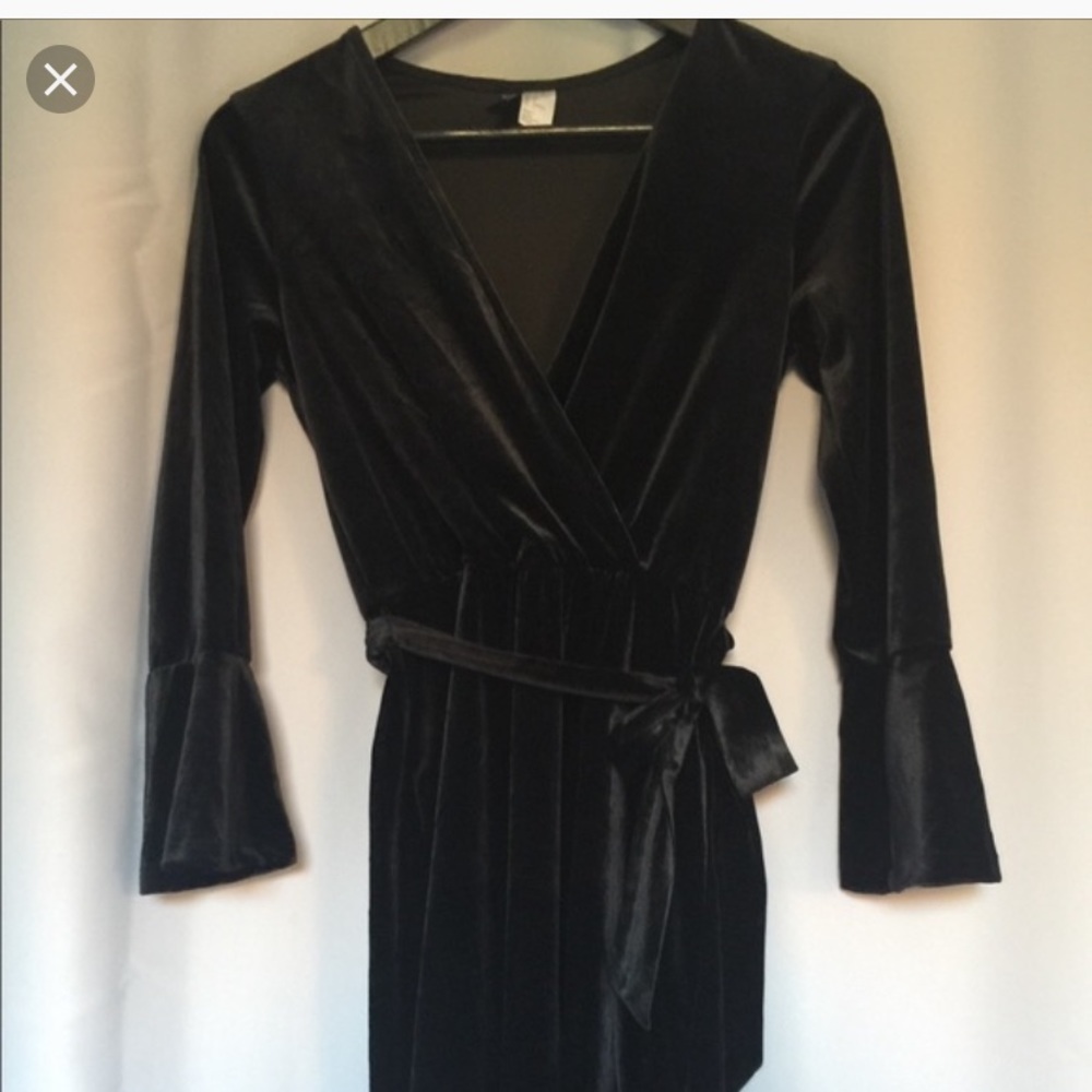 H&M NWOT black velvet dress with bell sleeve